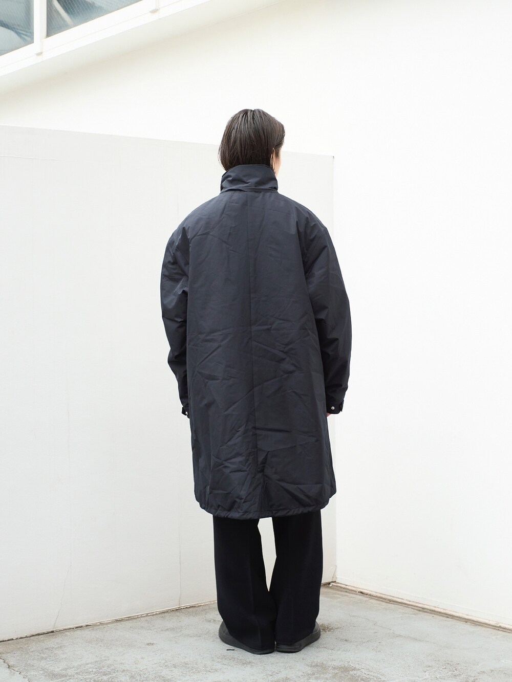 「新星WEARISTAにエントリー、冬アウター、ブラック、大人カジュアル、メンズコーデ、クリスマスに着たい服」｜「STUDIOUSのプラスフェニックス ゴアテックス /＋PHENIX GORE-TEX ３WAYコート（ダウンジャケット/コート、ブラック系）」を使った、yoshidaさん（メンズ・169cm）の冬コーディネートの3枚目の写真