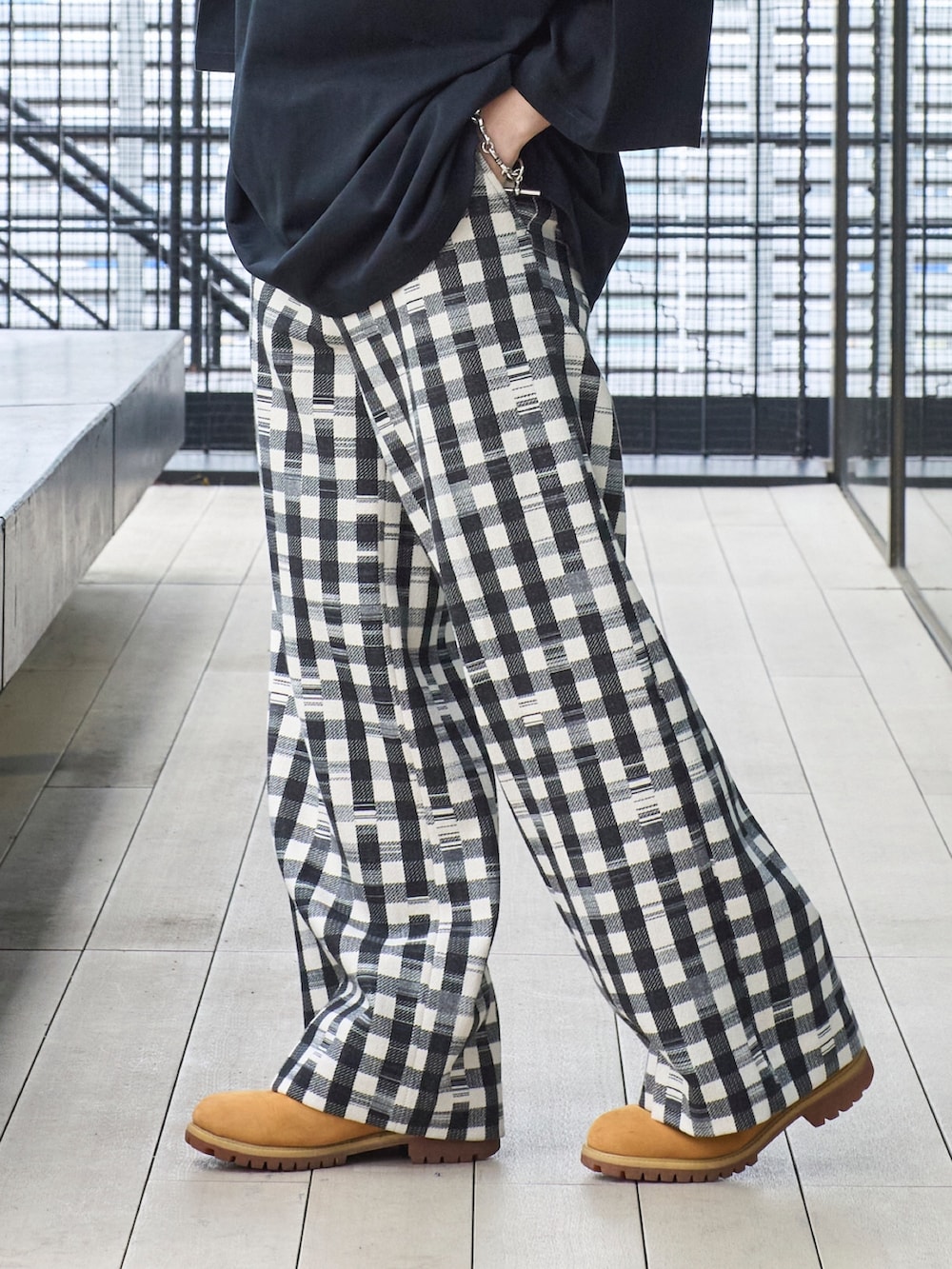 ブラック系のTシャツ/カットソー、その他のその他パンツ、ベージュ系のハットを着用したメンズの春コーディネートの6枚目の写真