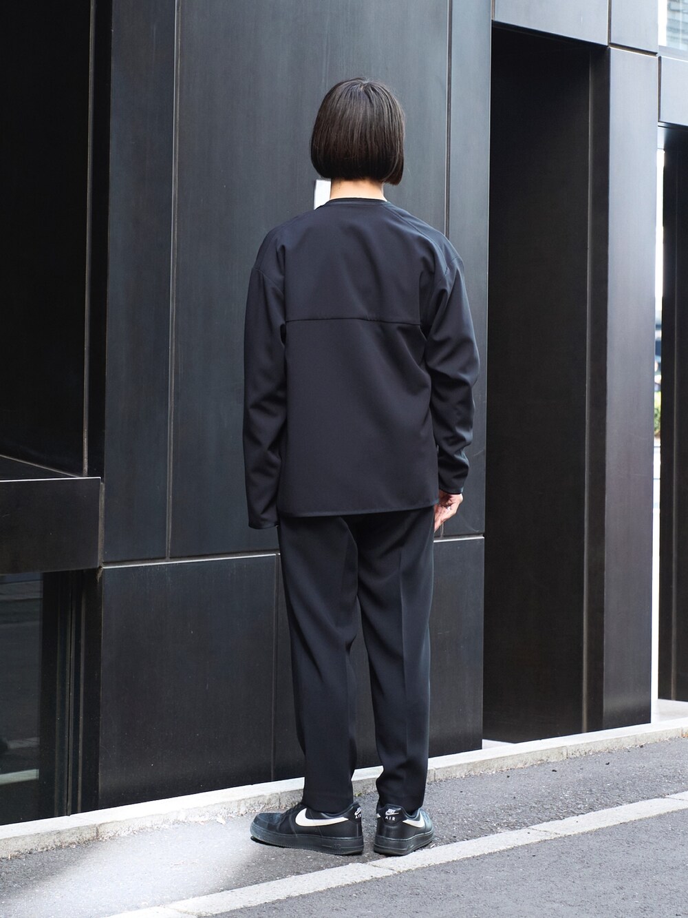 「休日スタイル、黒、おでかけコーデ、シンブルコーデ、オールブラック」｜「N.HOOLYWOODのSTUDIOUS別注 098 TAPERD PANTS（スラックス、ブラック系）」を使った、yoshidaさん（メンズ・169cm）の冬コーディネートの3枚目の写真