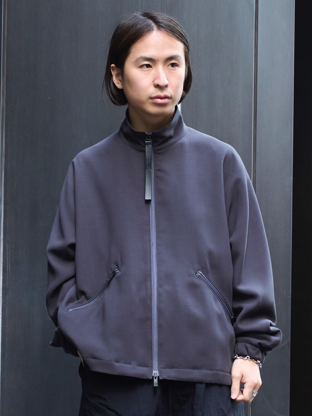 「春色、休日スタイル、メンズファッション、おでかけコーデ、黒、ワイドパンツ、シンブルコーデ」｜「N.HOOLYWOODのSTUDIOUS別注 098 STANDCOLLAR JKT（シャツ/ブラウス、グレー系）」を使った、yoshidaさん（メンズ・169cm）の冬コーディネートの4枚目の写真