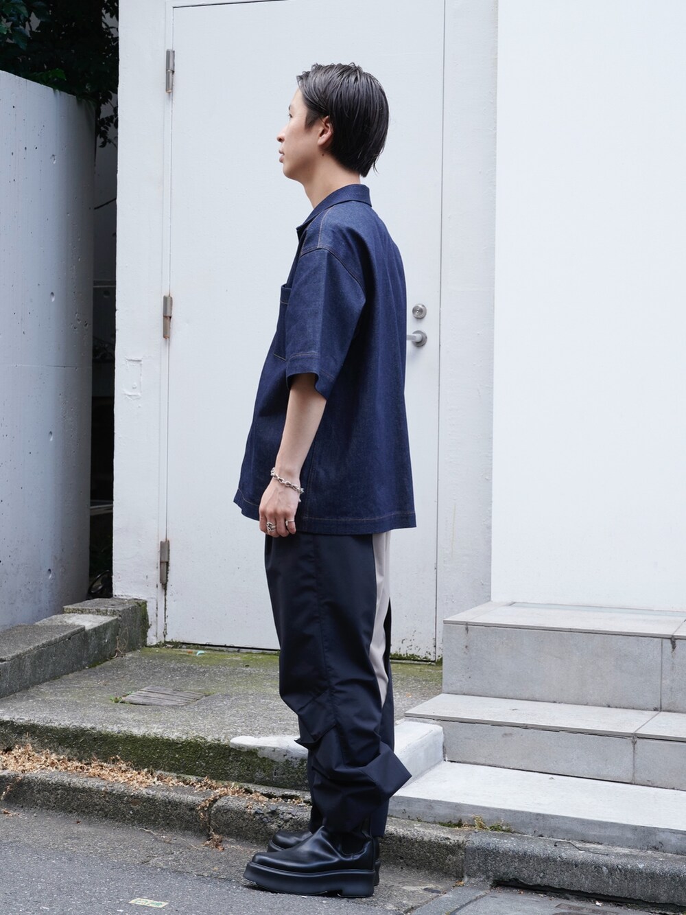 「休日コーデ、きれいめカジュアル、低身長コーデ」｜「th productsの【th products/ティーエイチプロダクツ】STUDIOUS別注 DENIM S/S SHIRT（シャツ/ブラウス、ブルー系）」を使った、yoshidaさん（メンズ・169cm）の夏コーディネートの2枚目の写真