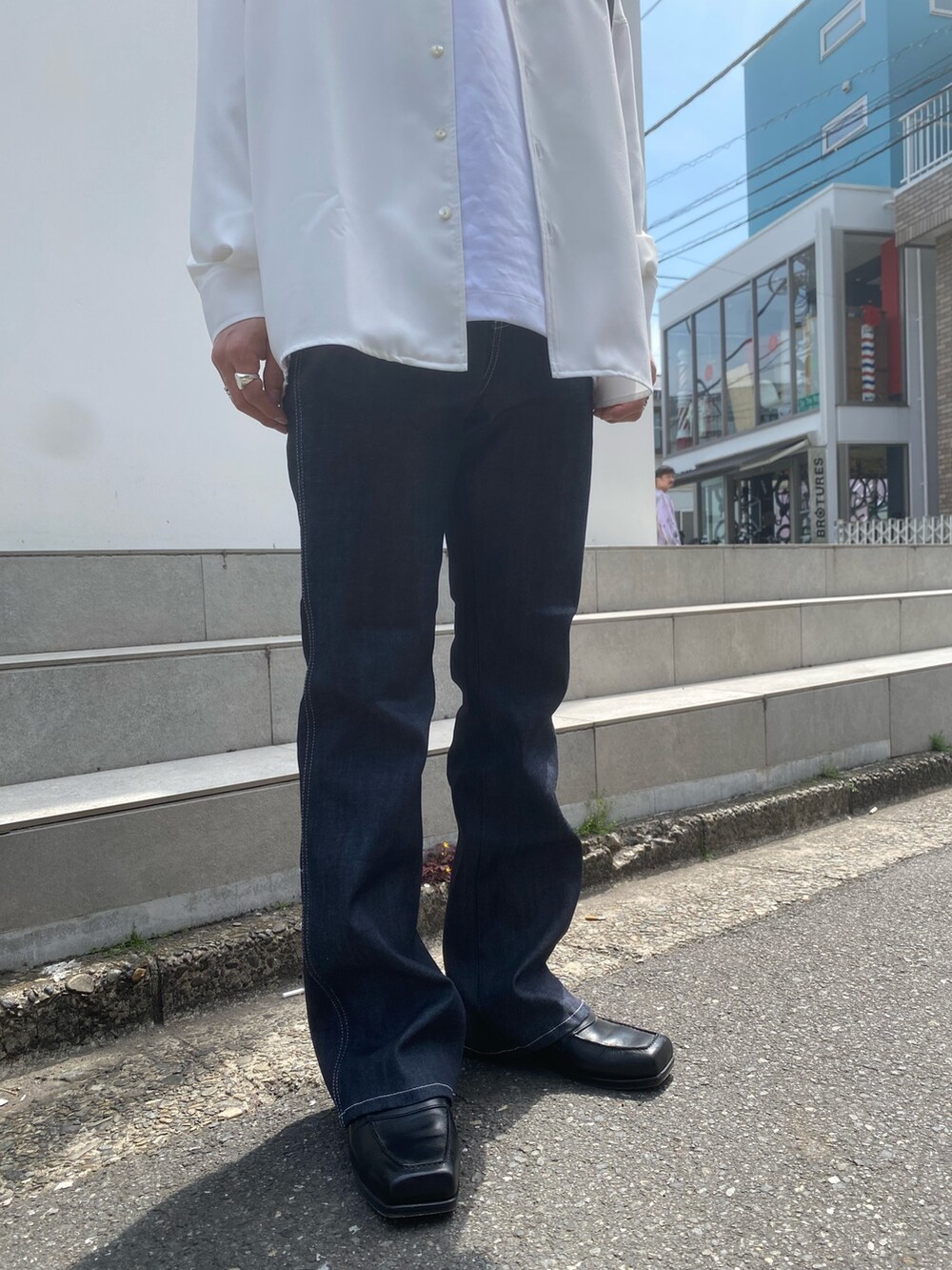 ホワイト系のTシャツ/カットソー、ブルー系のその他パンツ、ホワイト系のシャツ/ブラウスを着用したメンズの春コーディネートの5枚目の写真