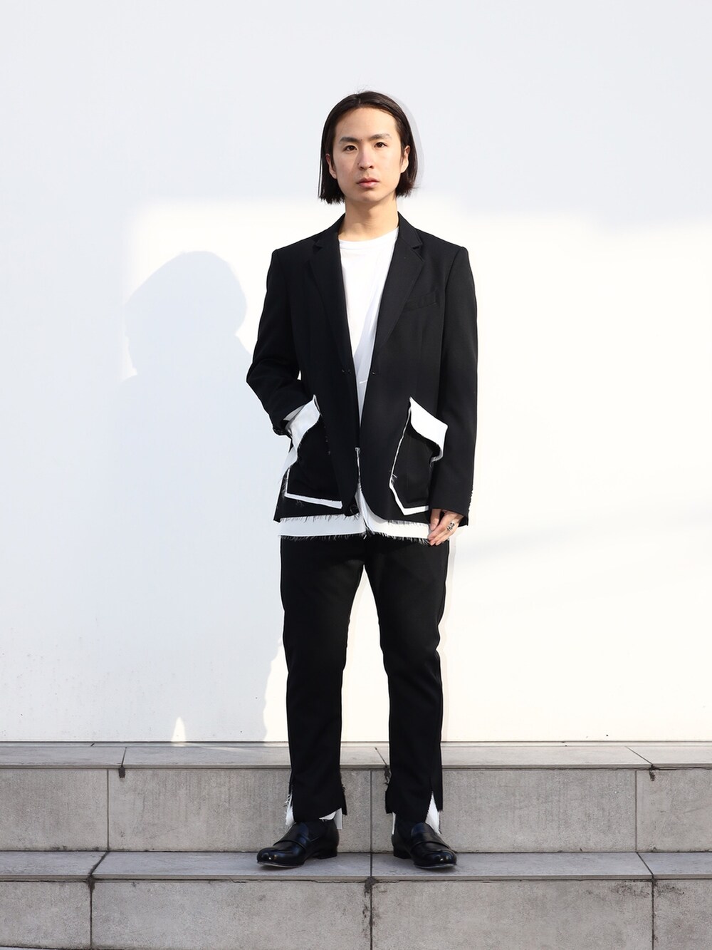 「レイヤードスタイル、スラックス、メンズファッション、ブラック、キレイめ、メンズコーデ」｜「sulvamの【sulvam/サルバム】Classic short jacket（テーラードジャケット、ブラック系）」を使った、yoshidaさん（メンズ・169cm）の冬コーディネートの2枚目の写真