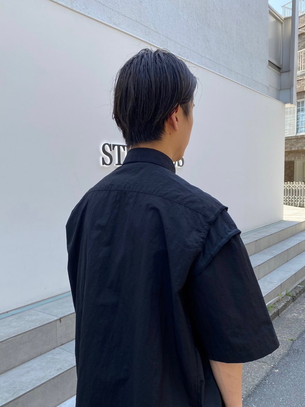 「ゆるコーデ、ストリート、シンプルスタイル」｜「N.HOOLYWOODのSTUDIOUS別注 WIDE TAPERED TROUSERS（カーゴパンツ、ブラック系）」を使った、yoshidaさん（メンズ・169cm）の春コーディネートの8枚目の写真