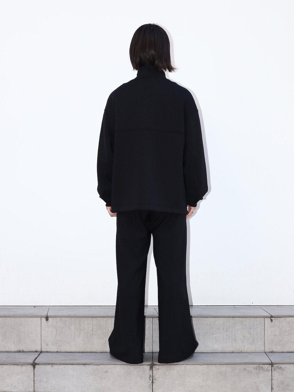 「スウェット、シンプル、ブラック、キレイめ、メンズコーデ、ワントーンコーデ」｜「CULLNIのSTUDIOUS別注FULLZIP STANDCOLLAR（スウェット、ブラック系）」を使った、yoshidaさん（メンズ・169cm）の冬コーディネートの4枚目の写真