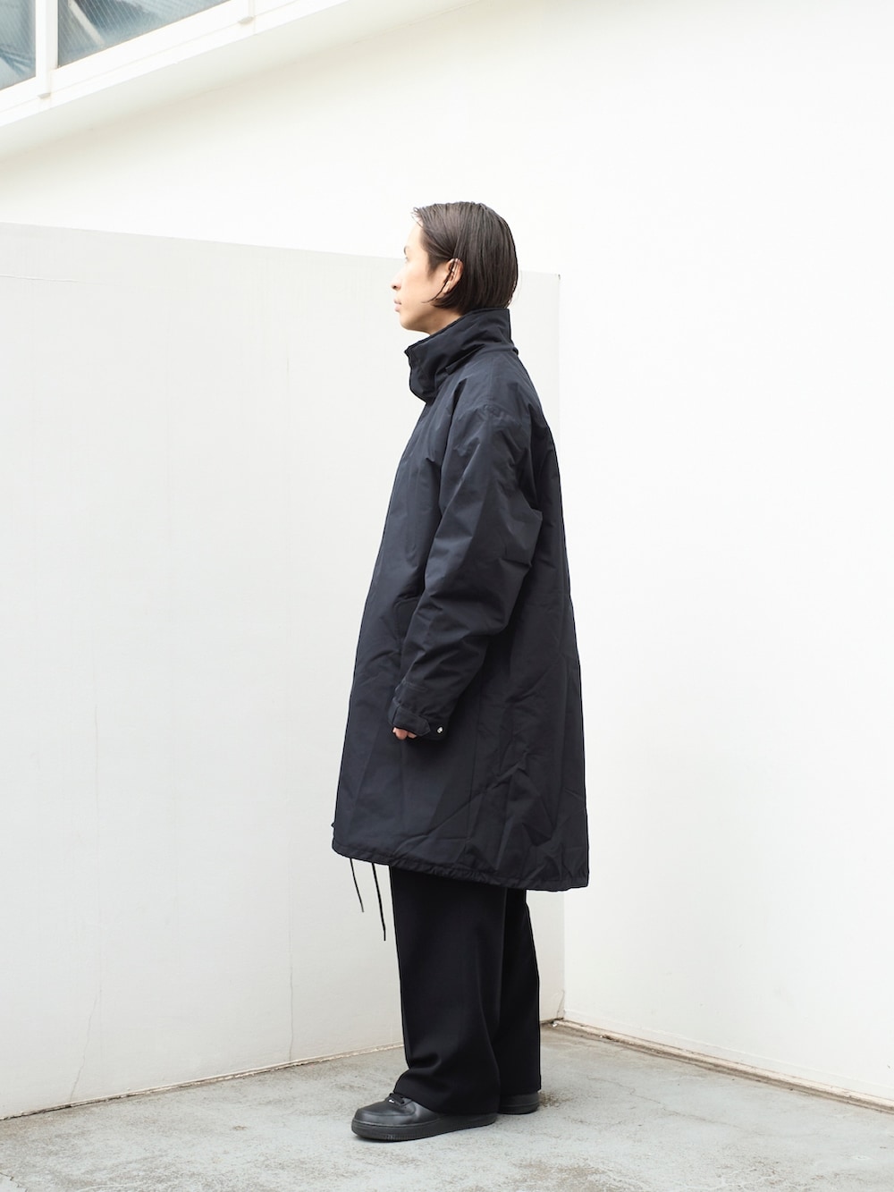 「新星WEARISTAにエントリー、冬アウター、ブラック、大人カジュアル、メンズコーデ、クリスマスに着たい服」｜「STUDIOUSのプラスフェニックス ゴアテックス /＋PHENIX GORE-TEX ３WAYコート（ダウンジャケット/コート、ブラック系）」を使った、yoshidaさん（メンズ・169cm）の冬コーディネートの2枚目の写真