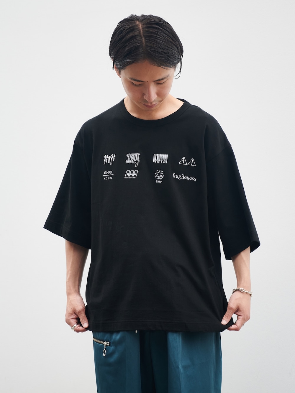 「カジュアルコーデ」｜「SHAREEFのSTUDIOUS別注 LOGO TEE（Tシャツ/カットソー、ブラック系）」を使った、yoshidaさん（メンズ・169cm）の夏コーディネートの4枚目の写真