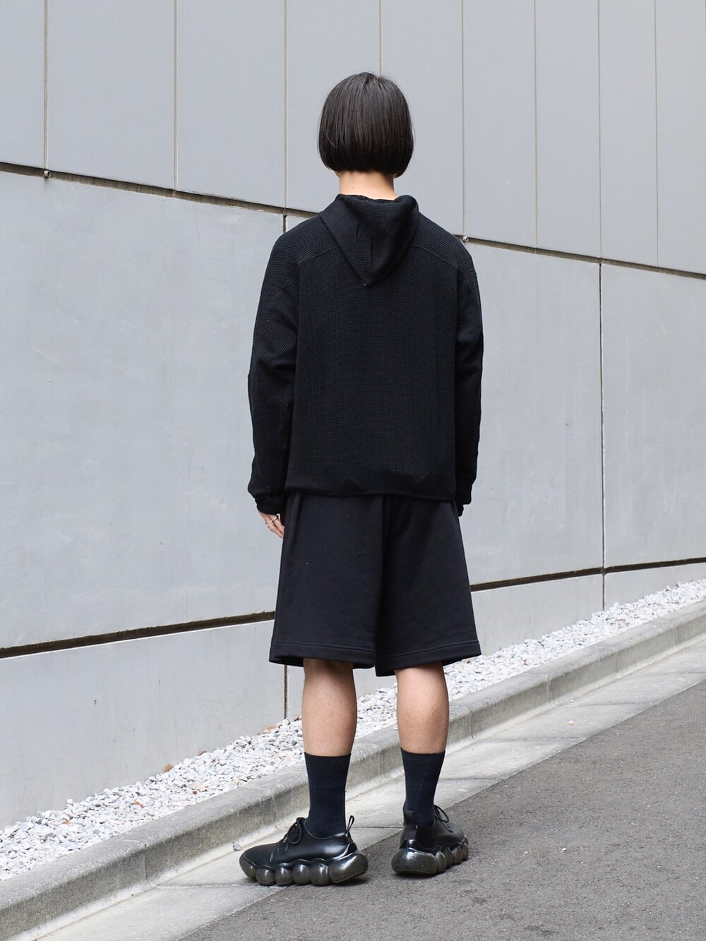 ブラック系のパーカー、ブラック系のスウェットパンツを着用したメンズの冬コーディネートの3枚目の写真