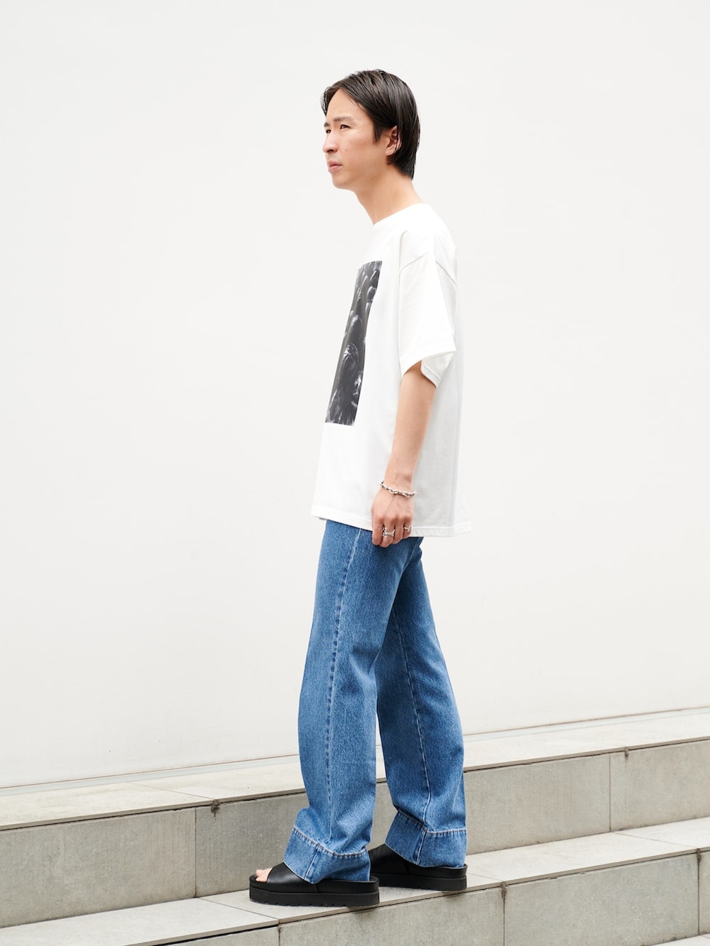 「みんなの白Tフェス、夏コーデ、カジュアルコーデ」｜「STUDIOUSのGlass GrapeグラフィックTEE（Tシャツ/カットソー、ホワイト系）」を使った、yoshidaさん（メンズ・169cm）の夏コーディネートの2枚目の写真