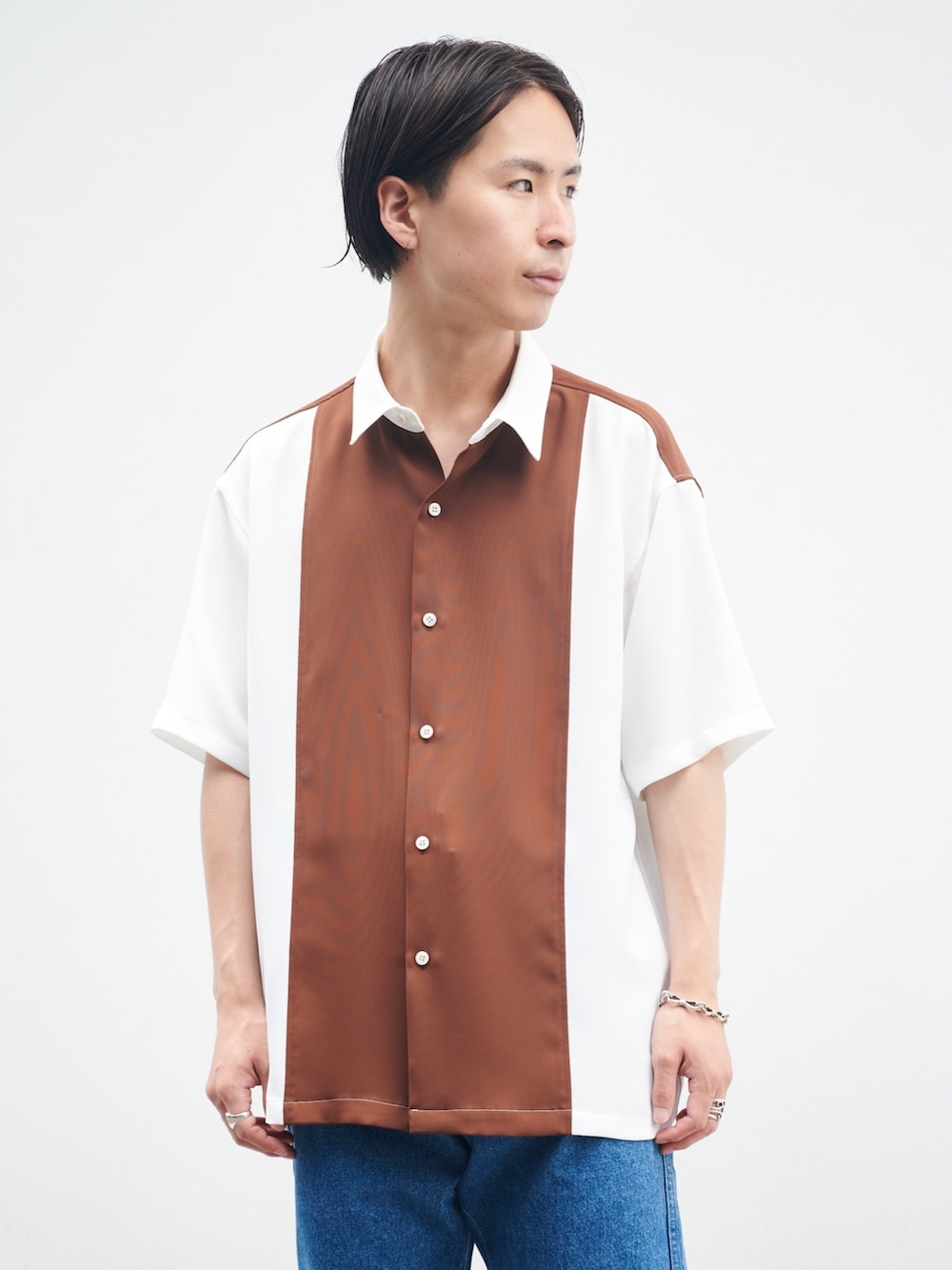 ブルー系のデニムパンツ、ブラック系のサンダル、ホワイト系のシャツ/ブラウスを着用したメンズの夏コーディネートの4枚目の写真