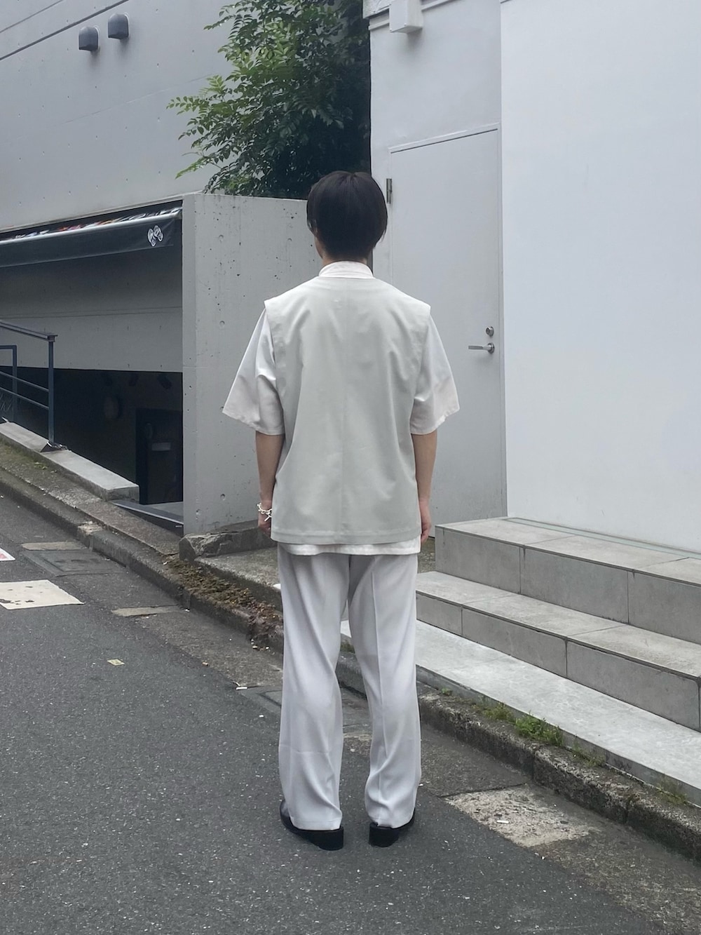 ホワイト系のシャツ/ブラウス、ホワイト系のベストを着用したメンズの春コーディネートの3枚目の写真