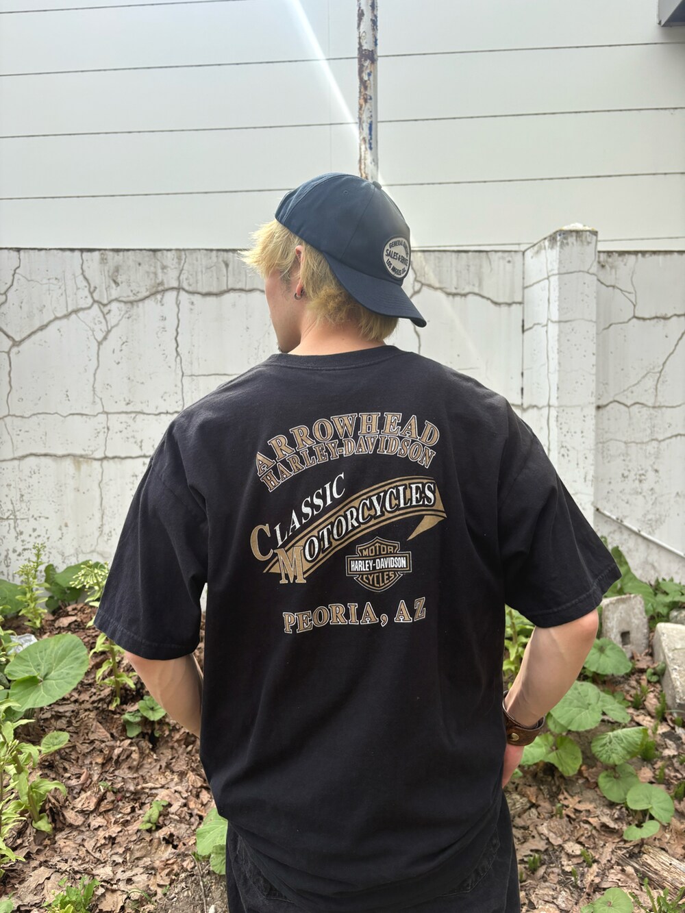 レッド系のシャツ/ブラウス、ブラック系のTシャツ/カットソー、ブラック系のデニムパンツを着用したメンズの春コーディネートの2枚目の写真