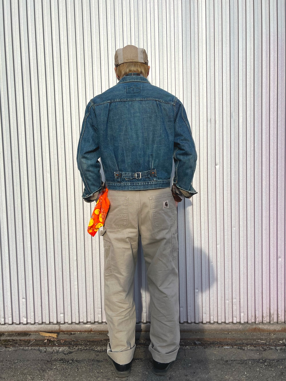 「carhartt、リーバイス、Levi's、アメカジ、デニム、ジージャン、ワイドパンツ、バンダナ、カジュアル、ベージュ」｜「Hush Puppiesのアイテム（ハンチング/ベレー帽、ベージュ系）」を使った、BUDDIES👍Kさん（骨格ストレート・メンズ・175cm）の春コーディネートの2枚目の写真