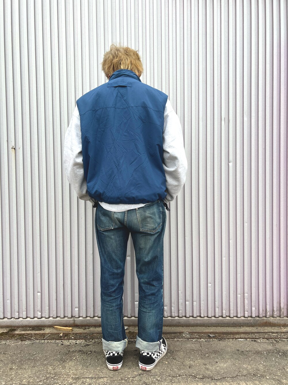 「春夏コーデ、スニーカーコーデ、グレー、シンプルコーデ、大人コーデ、デニム、デニムパンツ、ベスト、レイヤードスタイル、アメカジ、VANS」｜「OLD NAVYのアイテム（ベスト、ブルー系）」を使った、BUDDIES👍Kさん（骨格ストレート・メンズ・175cm）の春コーディネートの3枚目の写真