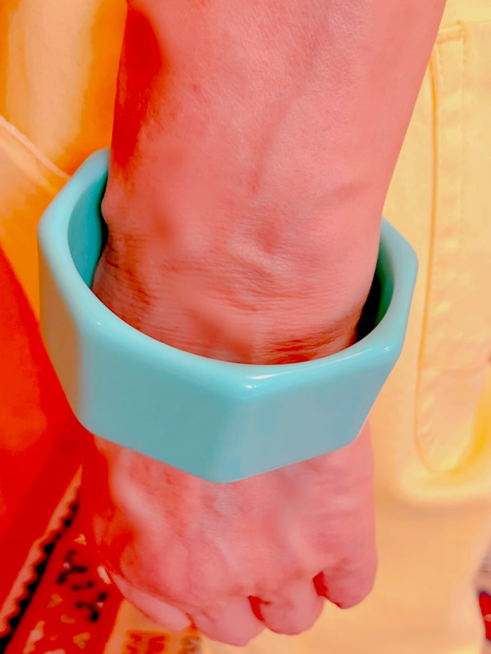 その他のTシャツ/カットソー、ホワイト系のスニーカーを着用したレディースの夏コーディネートの4枚目の写真