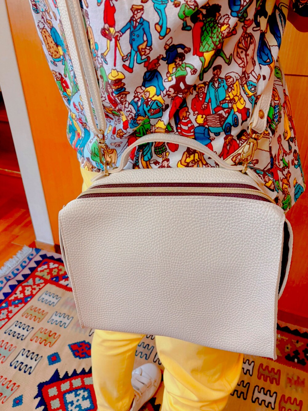 その他のTシャツ/カットソー、ホワイト系のスニーカーを着用したレディースの夏コーディネートの2枚目の写真