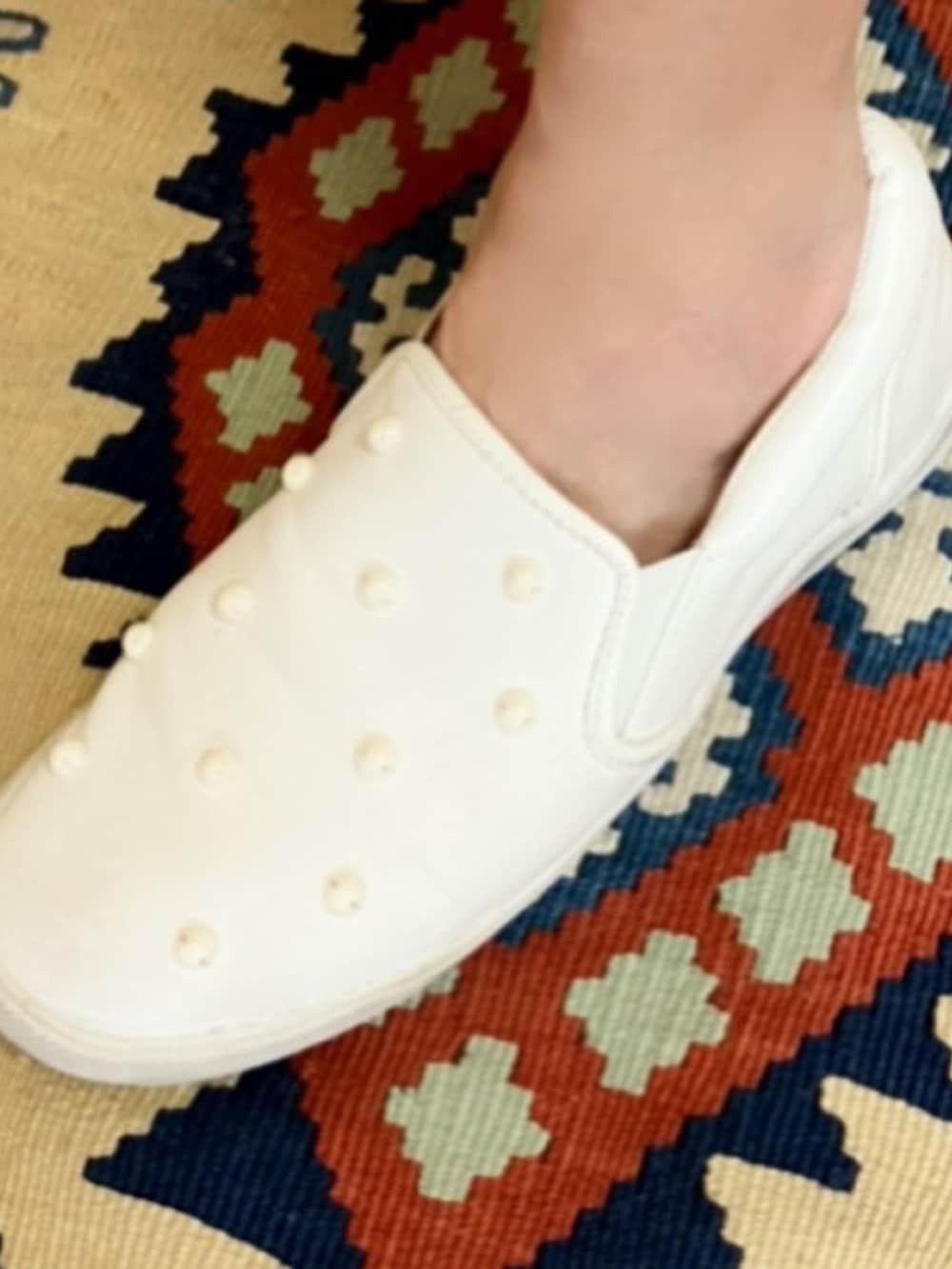 ブラック系のTシャツ/カットソーを着用したレディースの夏コーディネートの4枚目の写真