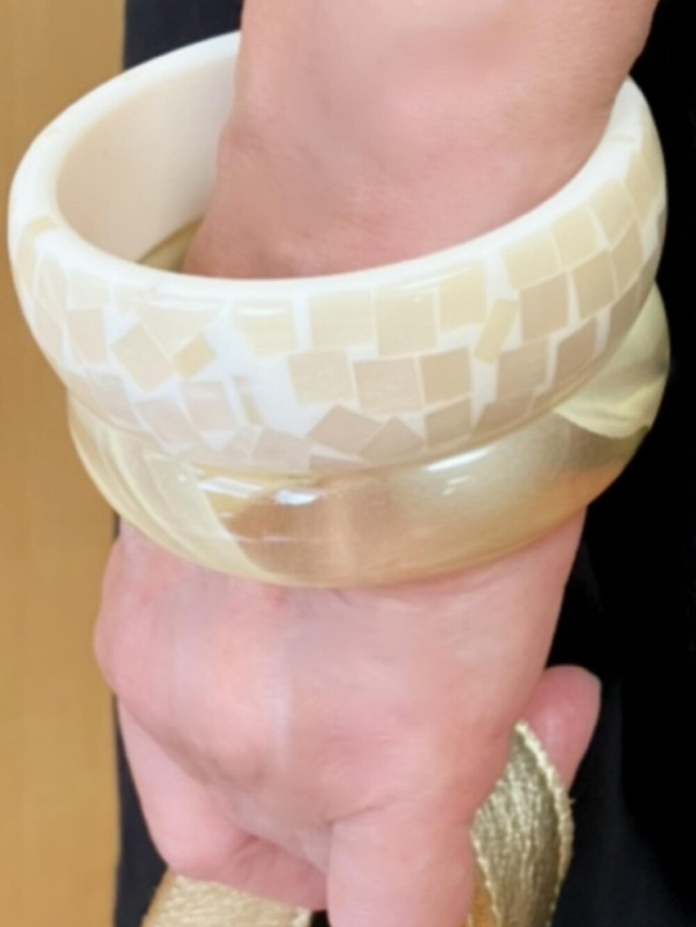 ブラック系のTシャツ/カットソーを着用したレディースの夏コーディネートの3枚目の写真