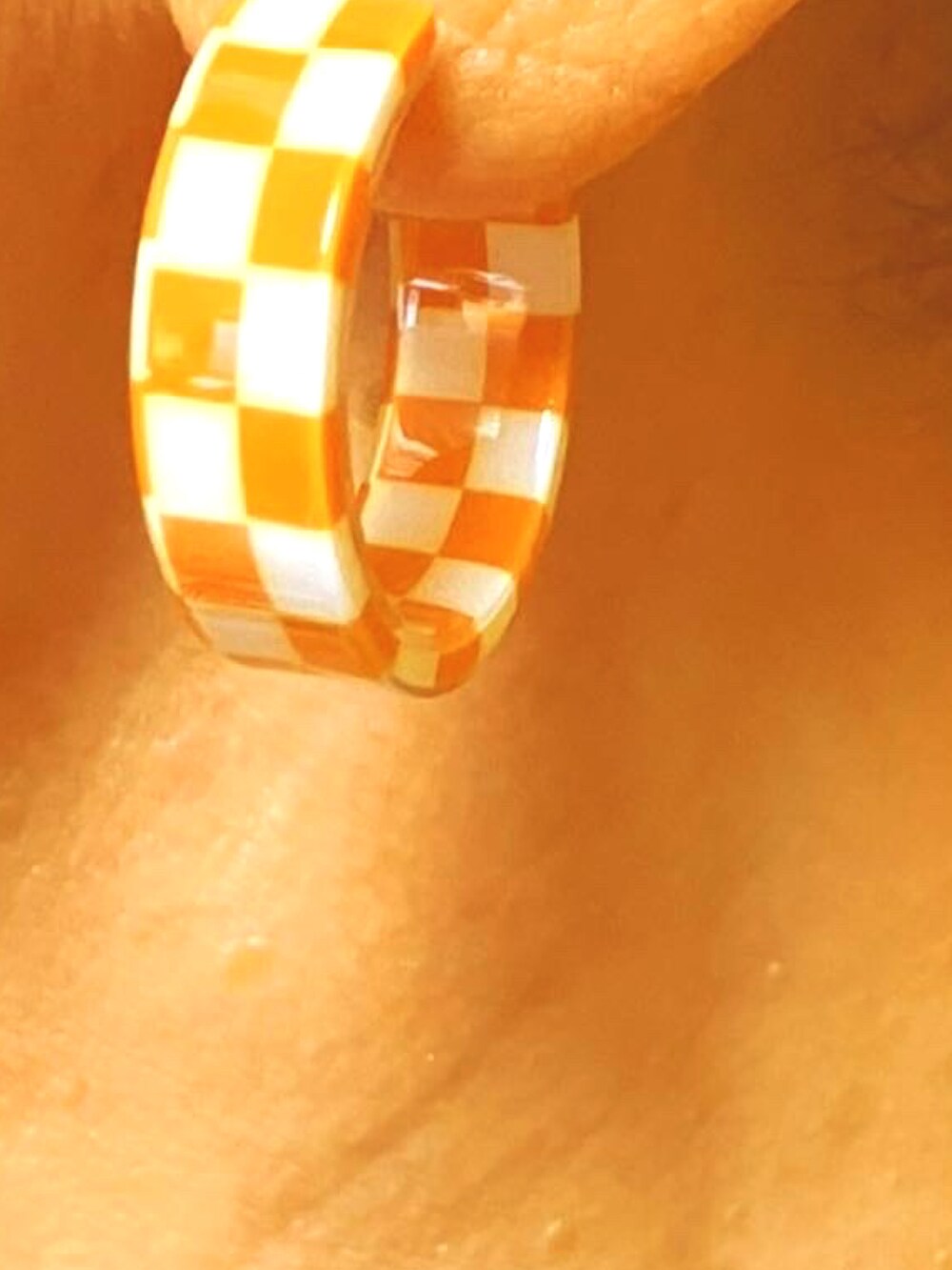 ベージュ系のスニーカーを着用したレディースの秋コーディネートの3枚目の写真