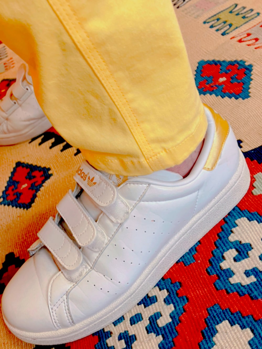 その他のTシャツ/カットソー、ホワイト系のスニーカーを着用したレディースの夏コーディネートの3枚目の写真