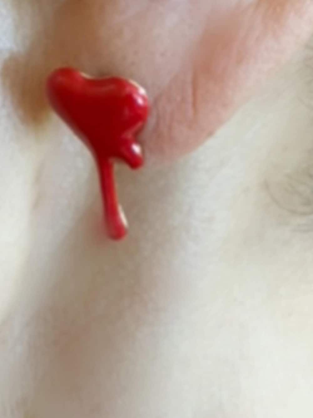 ブラック系のTシャツ/カットソーを着用したレディースの夏コーディネートの2枚目の写真