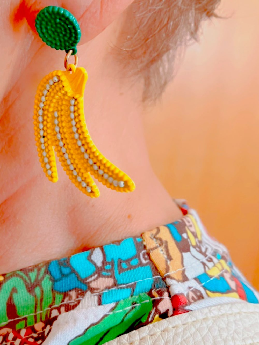 その他のTシャツ/カットソー、ホワイト系のスニーカーを着用したレディースの夏コーディネートの5枚目の写真