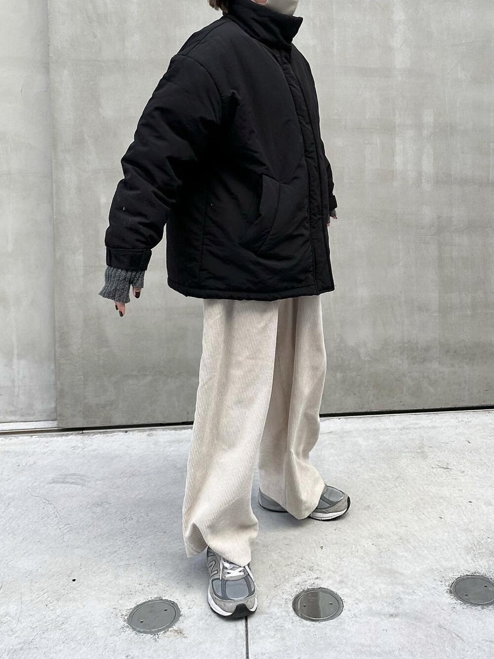 ブラック系のその他アウター、ホワイト系のその他パンツ、グレー系のスニーカーを着用したレディースの冬コーディネートの3枚目の写真