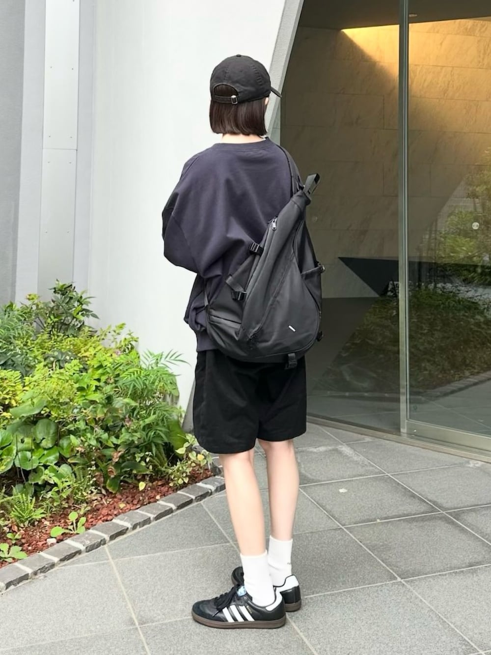 ブルー系のスウェット、ブラック系のその他パンツ、ブラック系のショルダーバッグを着用したレディースの秋コーディネートの3枚目の写真