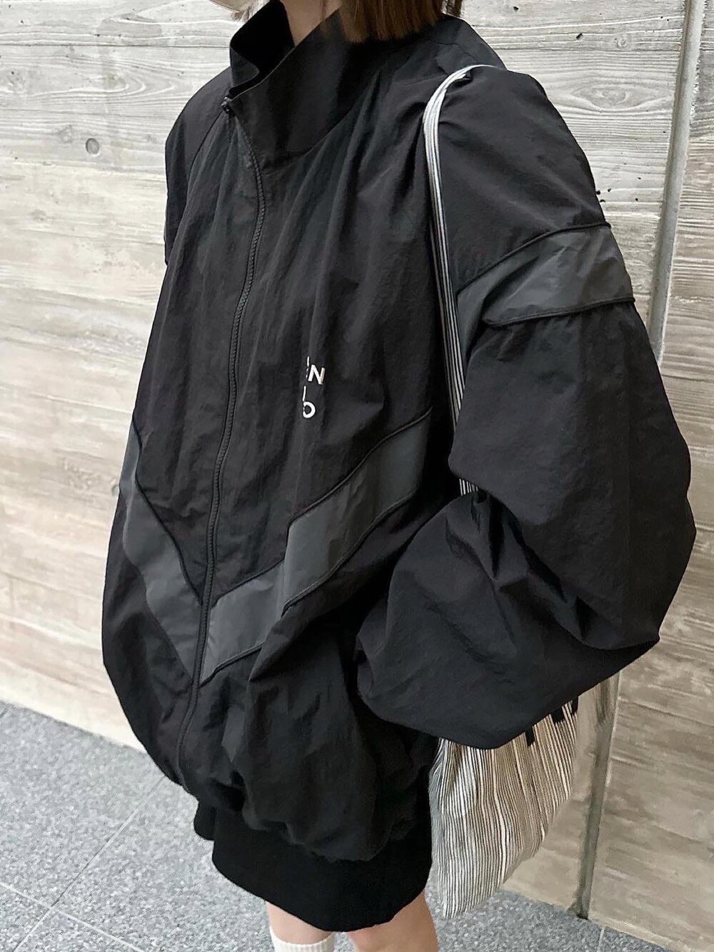 ブラック系のブルゾン、ブラック系のその他パンツ、グレー系のスニーカーを着用したレディースの秋コーディネートの2枚目の写真