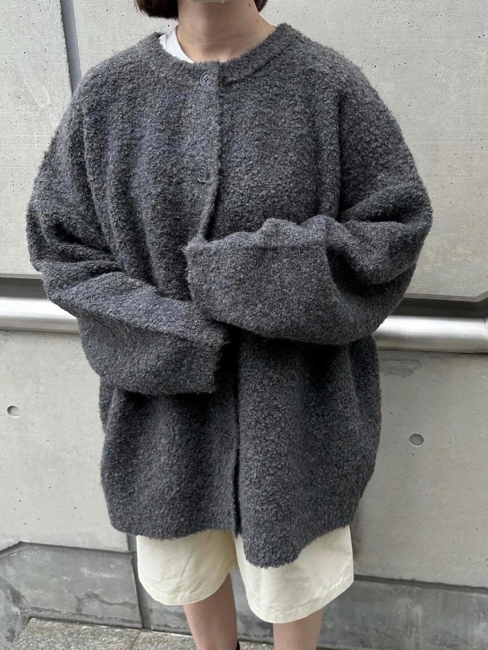 グレー系のカーディガン/ボレロ、ホワイト系のその他パンツ、ブラック系のスニーカーを着用したレディースの秋コーディネートの4枚目の写真