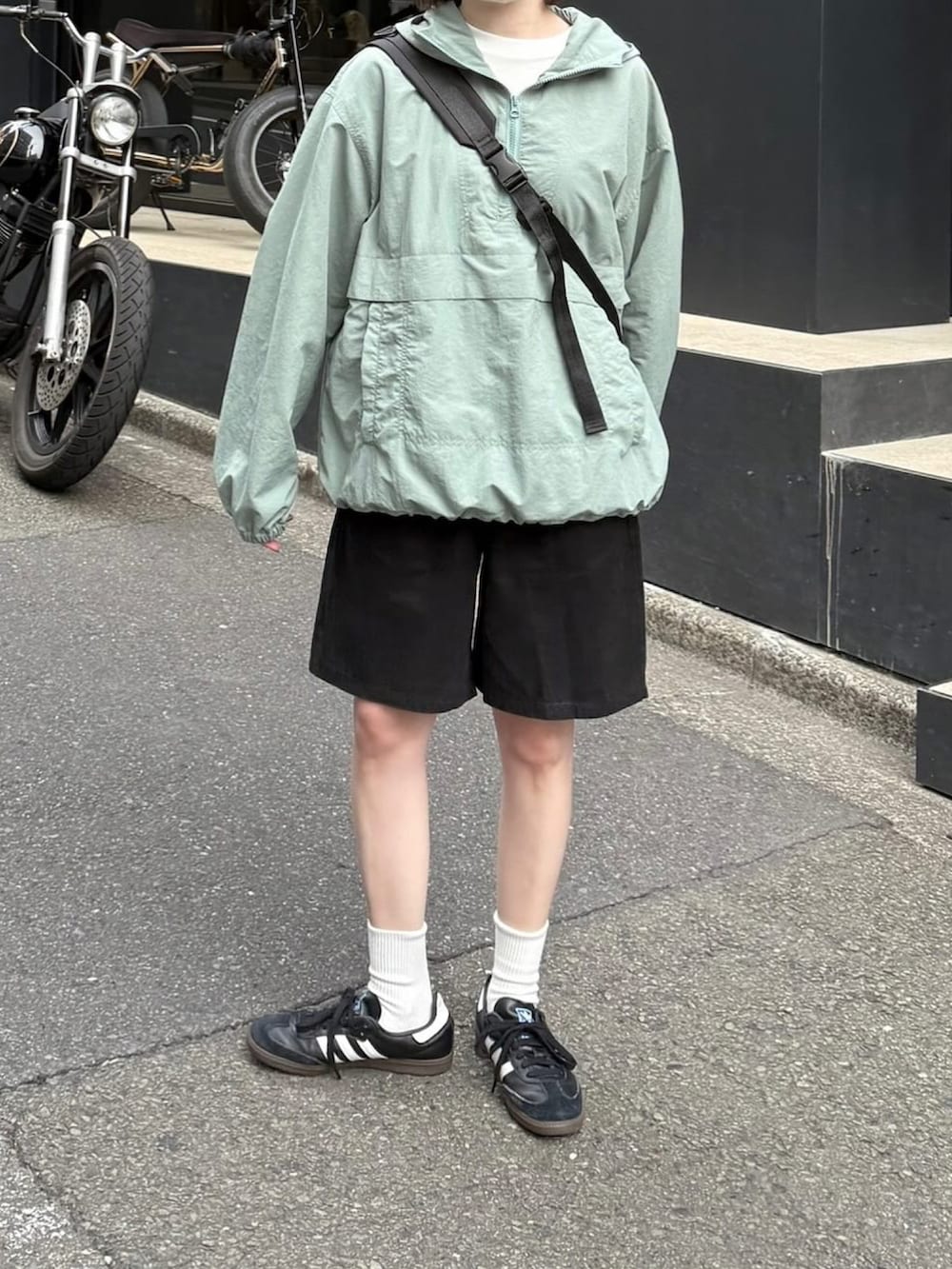 ブルー系のパーカー、ブラック系のその他パンツ、ブラック系のスニーカーを着用したレディースの春コーディネートの2枚目の写真