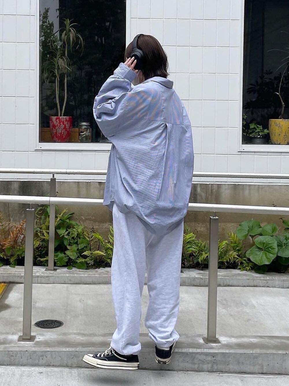 その他のシャツ/ブラウス、グレー系のスウェットパンツを着用したレディースの春コーディネートの2枚目の写真