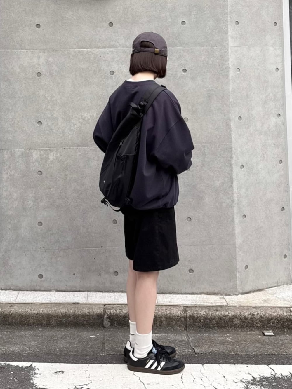 ブルー系のスウェット、ブラック系のその他パンツ、ブラック系のショルダーバッグを着用したレディースの春コーディネートの2枚目の写真