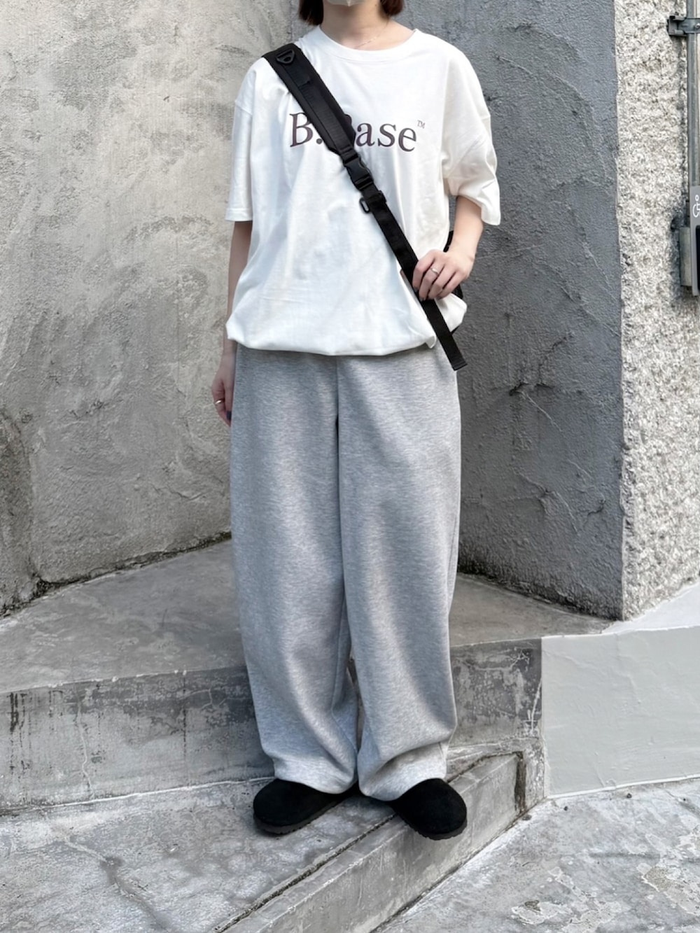 ホワイト系のTシャツ/カットソー、ブラック系のショルダーバッグ、ブラック系のサンダルを着用したレディースの秋コーディネートの2枚目の写真