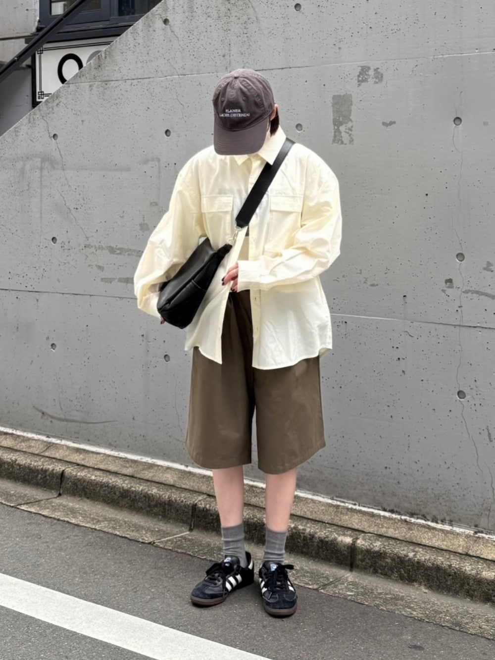 ホワイト系のシャツ/ブラウス、ブラック系のショルダーバッグ、ブラウン系のその他パンツを着用したレディースの夏コーディネートの2枚目の写真