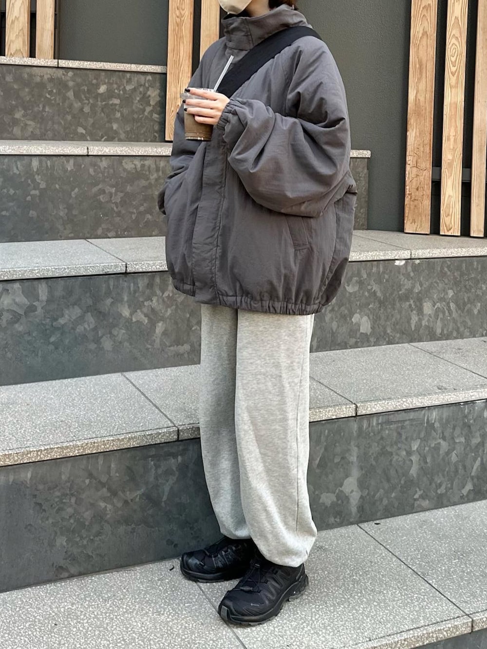 グレー系のブルゾン、グレー系のスウェットパンツ、ブラック系のボディバッグ/ウエストポーチを着用したレディースの秋コーディネートの2枚目の写真