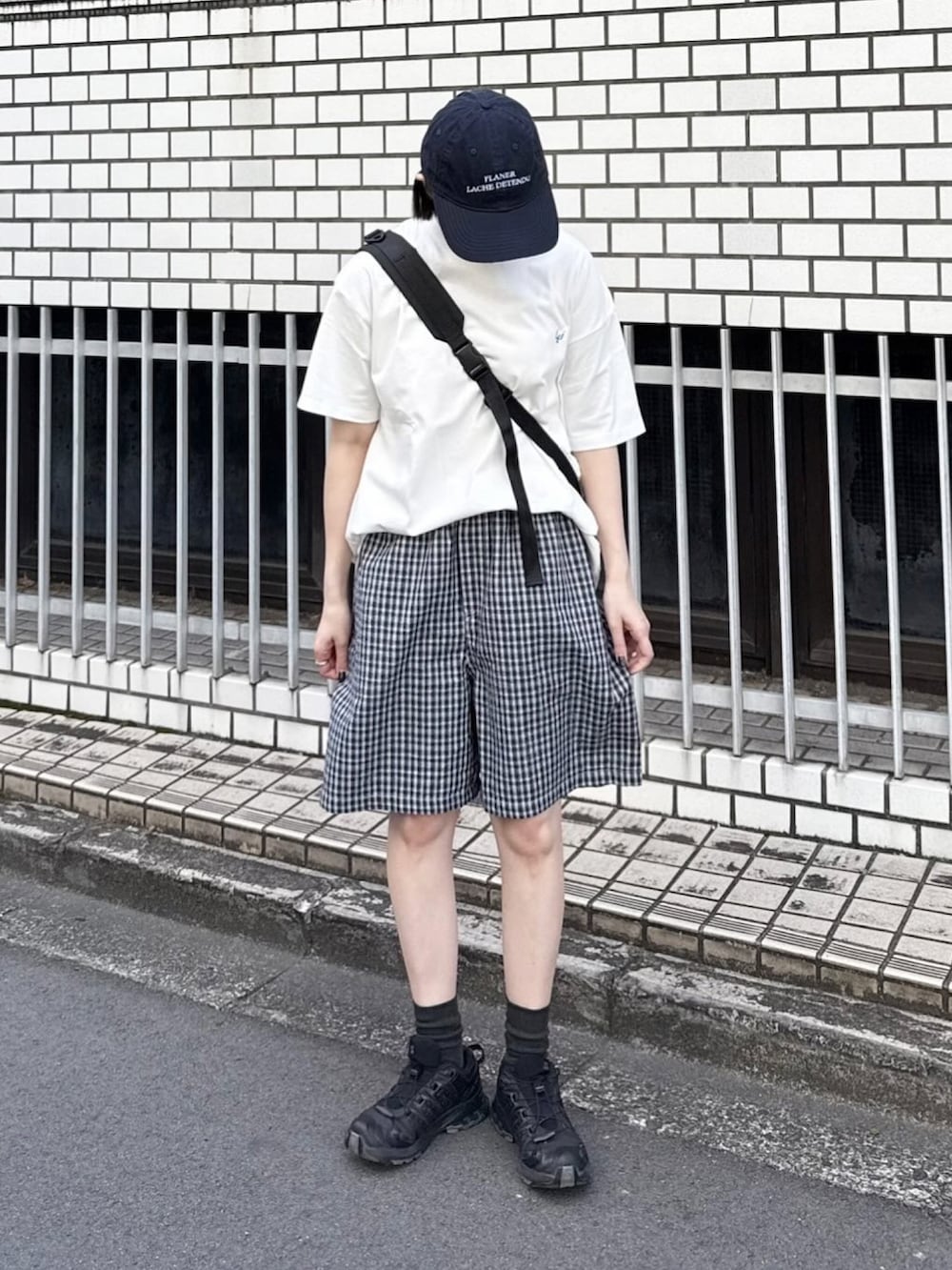 ホワイト系のTシャツ/カットソー、ブルー系のその他パンツ、ブラック系のショルダーバッグを着用したレディースの夏コーディネートの2枚目の写真