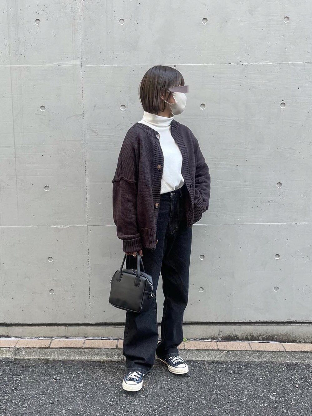 ブラウン系のカーディガン/ボレロ、ホワイト系のTシャツ/カットソー、ブラック系のデニムパンツを着用したレディースの秋コーディネートの4枚目の写真