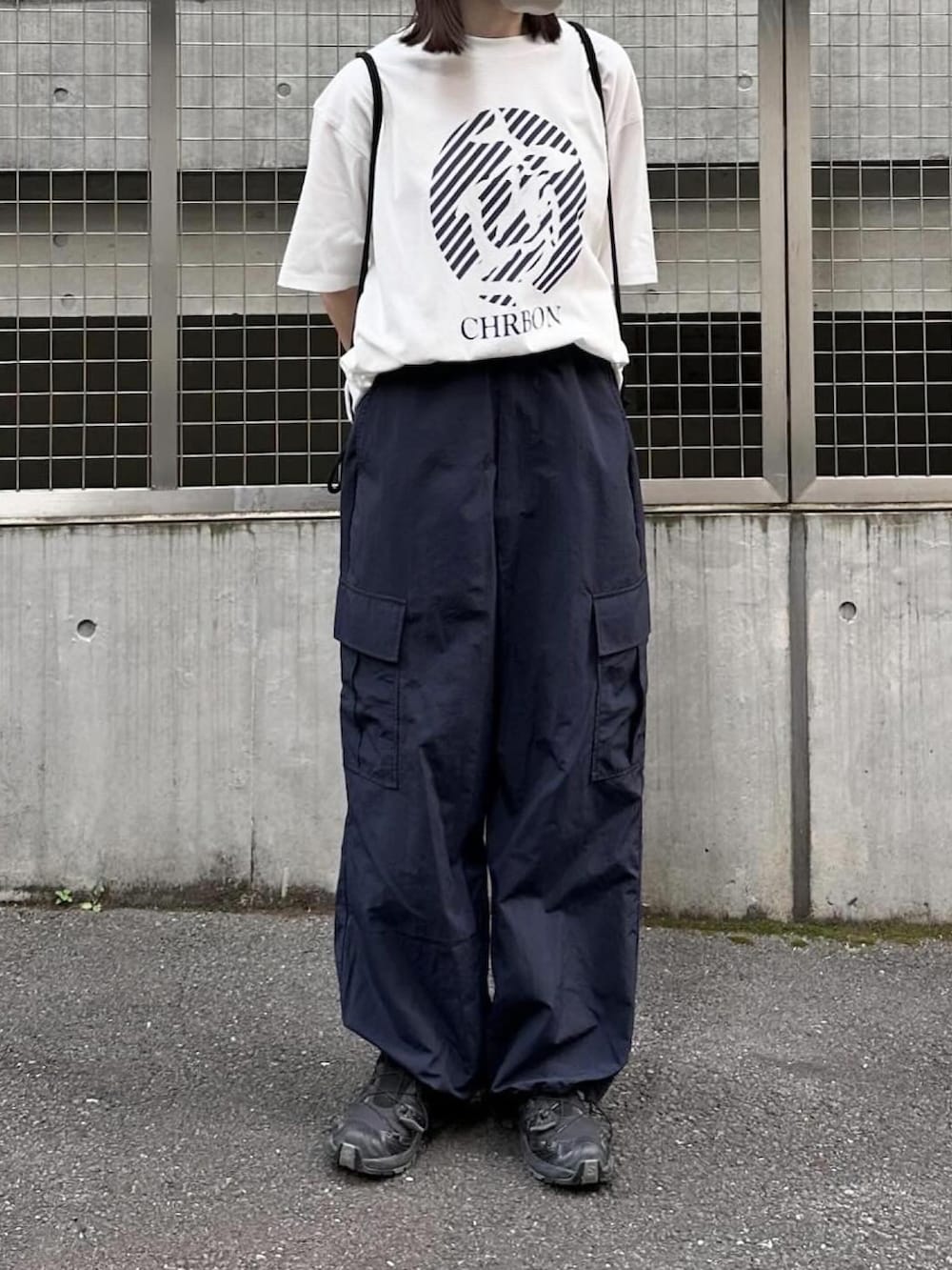 ホワイト系のTシャツ/カットソー、ブルー系のカーゴパンツ、ブラック系のショルダーバッグを着用したレディースの夏コーディネートの2枚目の写真