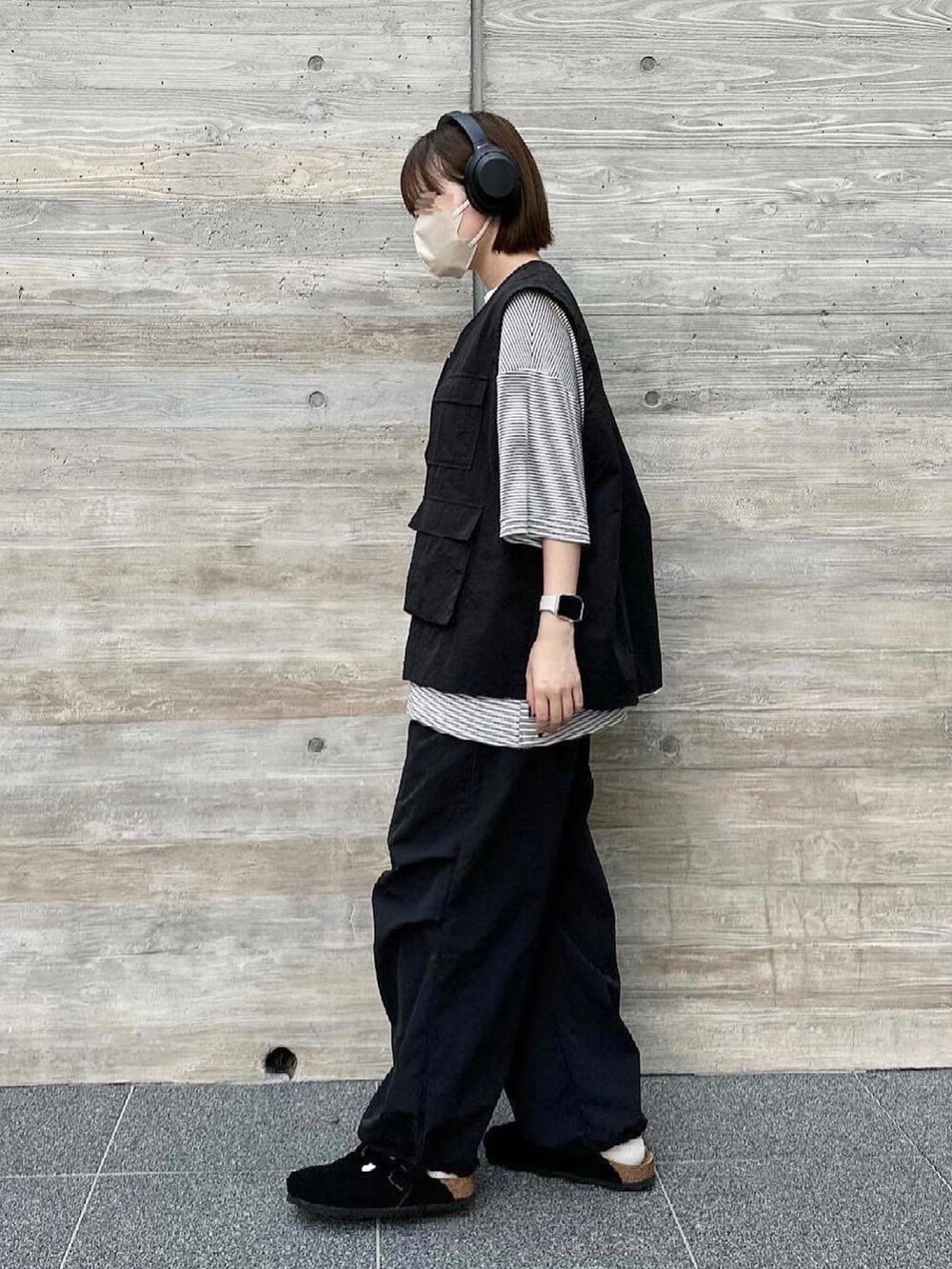 ホワイト系のTシャツ/カットソー、ブラック系のベスト、ブラック系のその他パンツを着用したレディースの春コーディネートの2枚目の写真