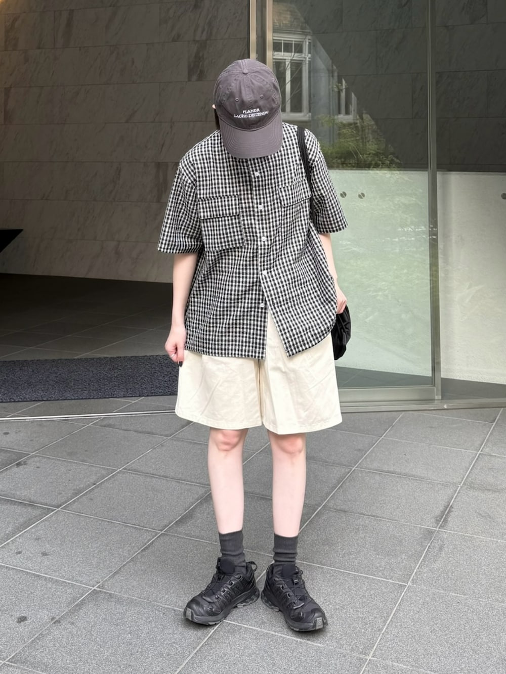 「夏ルックで気分アップ、半袖シャツ、チェックシャツ、シャツスタイル、ハーフパンツ、スニーカー、キャップ、ナップサック、モノトーン、シンプルコーデ、メンズライク」｜「SALOMONのSALOMON/サロモン XA PRO 3D V9 GTX W　エックスエープロブイナインゴアテックスウィメンズ レディース 防水 アウトドア L47270800（スニーカー、ブラック系）」を使った、ukiさん（骨格ストレート・レディース・155cm）の夏コーディネートの2枚目の写真