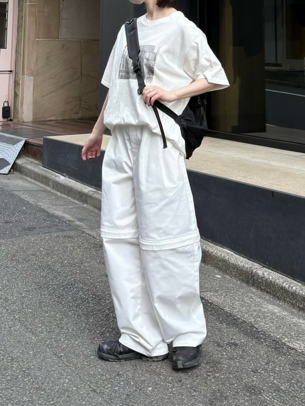 ブラック系のスニーカー、ホワイト系のTシャツ/カットソー、ホワイト系のその他パンツを着用したレディースの夏コーディネートの2枚目の写真