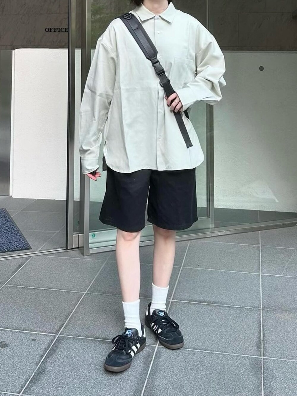 グレー系のシャツ/ブラウス、ブラック系のその他パンツ、ブラック系のショルダーバッグを着用したレディースの秋コーディネートの3枚目の写真