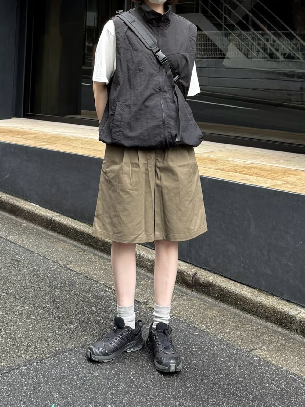 ブラック系のスニーカー、ブラウン系のその他パンツ、ブラック系のベストを着用したレディースの夏コーディネートの2枚目の写真