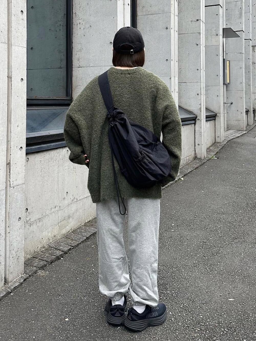 グリーン系のカーディガン/ボレロ、グレー系のスウェットパンツ、ブラック系のスニーカーを着用したレディースの秋コーディネートの3枚目の写真
