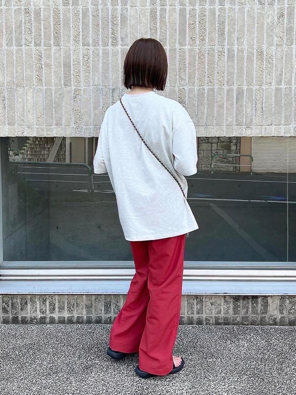 グレー系のTシャツ/カットソー、ピンク系のその他パンツ、ブラック系のサンダルを着用したレディースの夏コーディネートの2枚目の写真