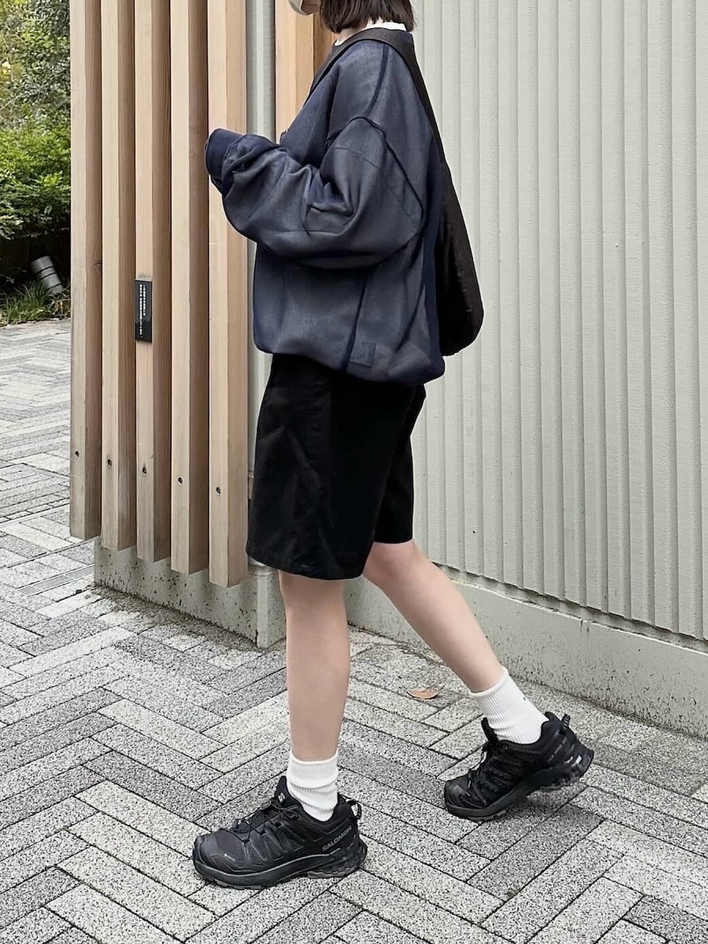 ブルー系のTシャツ/カットソー、ホワイト系のTシャツ/カットソー、ブラック系のその他パンツを着用したレディースの春コーディネートの2枚目の写真