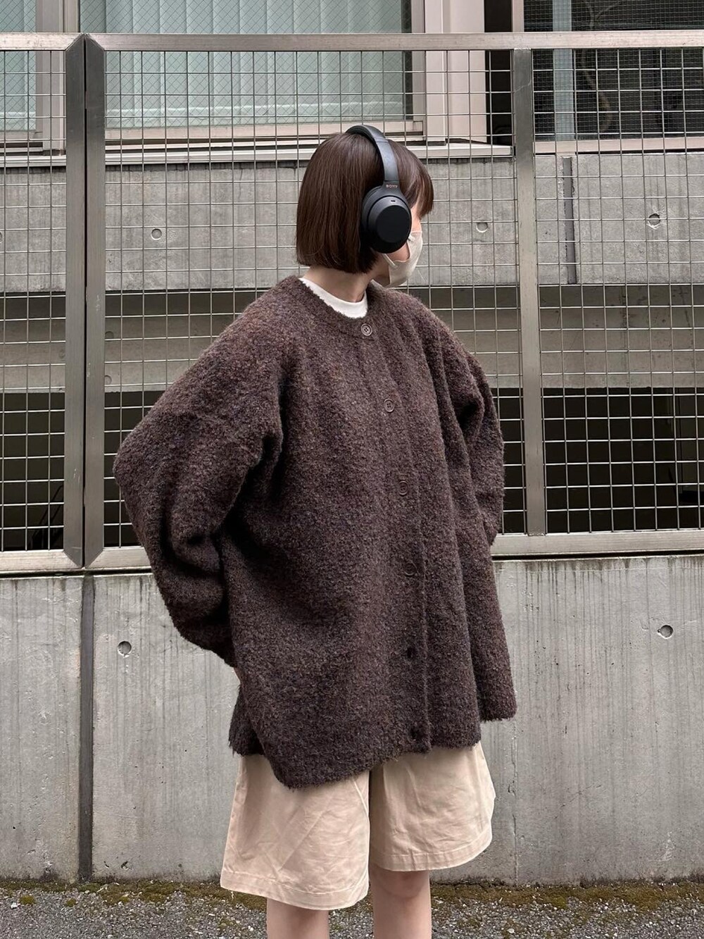 ブラウン系のカーディガン/ボレロ、ホワイト系のTシャツ/カットソー、ベージュ系のその他パンツを着用したレディースの秋コーディネートの3枚目の写真