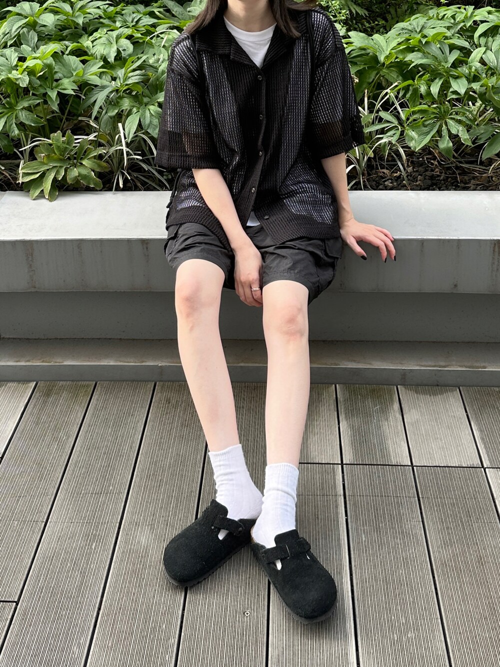 ブラック系のシャツ/ブラウス、ブラック系のカーゴパンツ、ブラック系のサンダルを着用したレディースの夏コーディネートの2枚目の写真