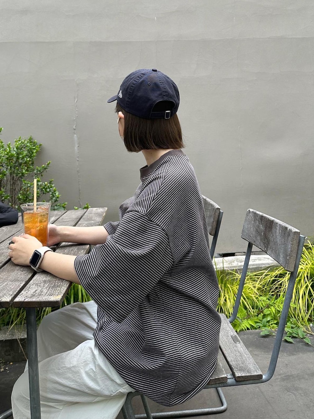グレー系のTシャツ/カットソー、ホワイト系のその他パンツ、ブラック系のボディバッグ/ウエストポーチを着用したレディースの春コーディネートの2枚目の写真